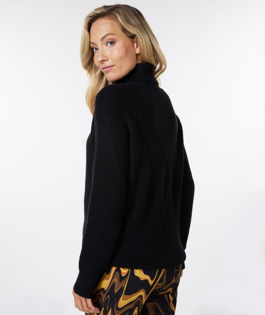 Esqualo- Turtleneck Sweater in Fancy Pattern