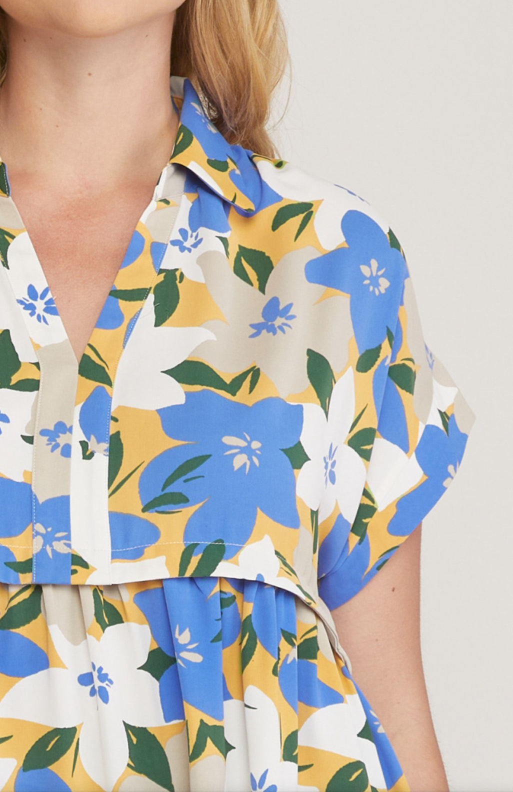 Entro- Print Collar Short Sleeve Top in Blue Flower Camo